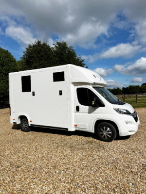 IMMACULATE 3.5T HORSEBOX WITH MOT UNTIL MAY 2027