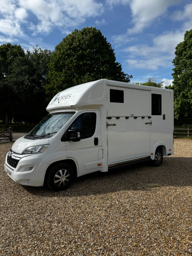 IMMACULATE 3.5T HORSEBOX WITH MOT UNTIL MAY 2026